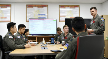 '세계 최강' F-22 랩터 최초 참가…한미 연합 '쌍매훈련'