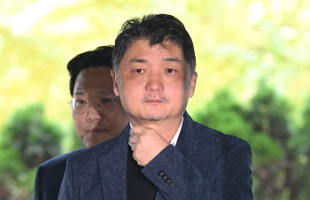 카카오 창업주 김범수, 'SM 시세조종' 혐의 검찰 출석