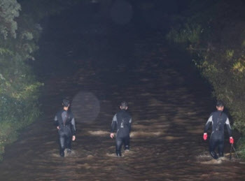 한밤 중 술 취해 하천 뛰어든 여성들…57분 만에 구조됐다