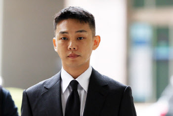재판 중인 유아인, "동성 성폭행 혐의 입건"
