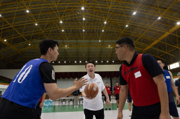 '여름휴가' 尹대통령, 해군기지서 장병 격려…함께 농구도