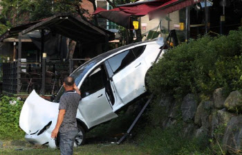 "손님 많아 다수 피해"…카페 돌진한 테슬라 전기차, 10여명 부상