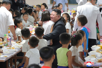 '따뜻한 김정은' 부각하려다...빼빼 마른 아이들만 눈에 띄네