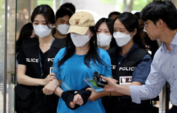 "지갑 없어졌어"…지인 흉기 살해한 30대 여성 구속 송치