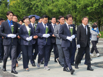 檢 수사 우려한 권양숙…민주당 "당이 중심 잡고 대처할 것"