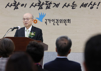 안창호 인권위원장 "다른 의견 경청…질책과 우려는 성찰 기회로"