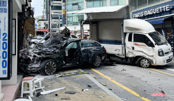 해운대서 승용차 인도 돌진…보행자 2명 심정지