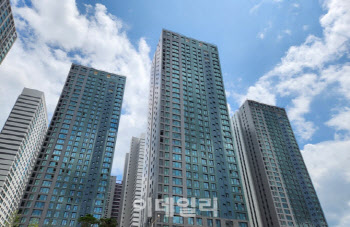 둔촌주공, 입주 한달 앞두고 공사비 갈등…강동구 "중재 총력"