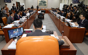 대통령실 국감에 '명태균 보고서 폭로' 신용한 前교수 증인 채택