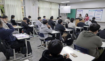 "하필 수능 전날 밤 쩌렁쩌렁"…연예인 동원 대학 축제 논란