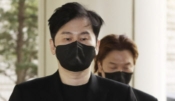 ‘고가 시계 불법 반입’ 양현석, 첫 공판서 혐의 전면 부인