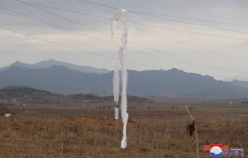 북한, 또 대남 오물·쓰레기 풍선…합참 "인내심 더 이상 시험하지 말라"