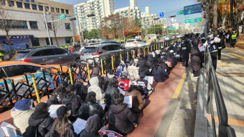 경찰서 둘러싼 서울여대 학생들…“적반하장 명예훼손 철회하라”