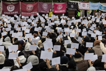 "99.9%가 공학 반대"…동덕여대 학생들의 극렬한 반발