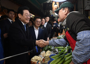 이재명, 상인들 만나 “예산안에 지역화폐 ‘0원’, 여러분이 행동해야”