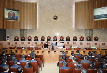 "사망한 교직원 퇴직연금, 상속 후 공제" 대법 30년만에 판례 변경