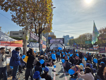 `이재명 선고 날` 또 갈라진 서초동…“무죄” vs “구속”