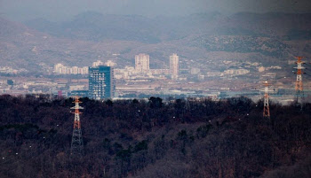 北 개성공단 송전탑도 철거 착수…'남북 단절 일환'