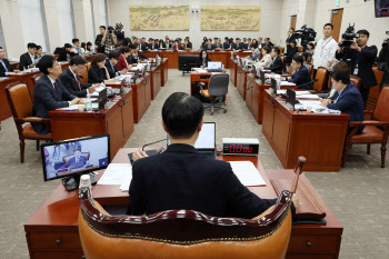 교과서 업계 "AI교과서, 교육자료로 전락이라니…굉장히 파괴적"