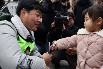 "내 모든 것".. '약값 46억' 희귀병 딸 위해 740㎞ 걸은 아빠