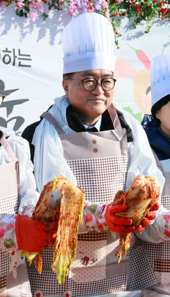 김장 장갑 낀 우원식 국회의장 "여야, 의정활동도 힘 모으자"