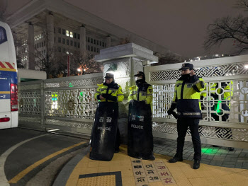 국회 출입문 폐쇄…국회의원도 출입 못해