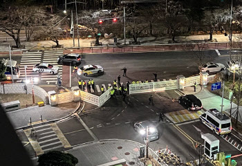 尹 계엄 선포에…민주당 “의원들 국회 본회의장 착석 중”