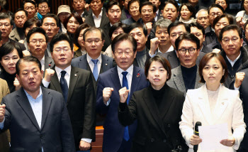 민주 “尹, 불벼락 같은 심판 피할 수 없어…빠른 시일 내 탄핵 추진”(종합)