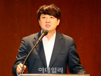 이준석, 尹 비상계엄 선포에 “반 헌법적 행위는 탄핵 사유”