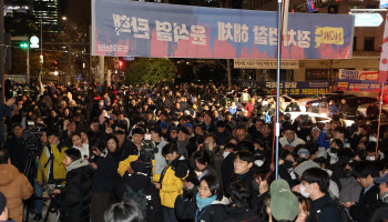 ‘비상계엄’에 韓 여행경보 발령…여행주 줄줄이 약세