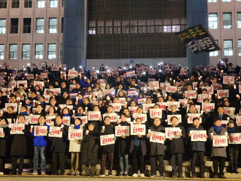 “내란 행위 尹 사퇴하라”…국회 가득 메운 촛불 물결