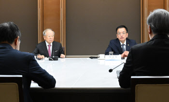 트럼프에 ‘계엄령 쇼크’도…한국 경제, 탄핵정국까지 첩첩산중