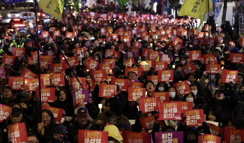 '尹 퇴진' 집회 중 "길 막고 있다"며 시비…70대 여성 입건