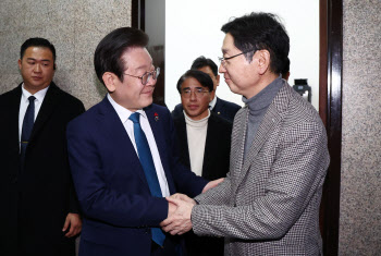 이재명 만난 김경수 “국회가 계엄 해제에 큰 역할 해줬다”