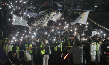 '尹모교' 서울대서 열린 학생총회...아크로폴리스 가득 채운 학생들