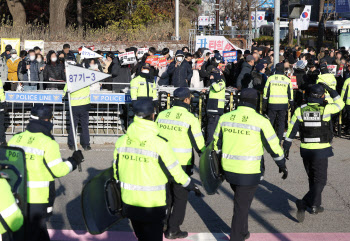 전 국가경찰위원들 “위헌적 계엄…경찰, 재동원시 거부해야”