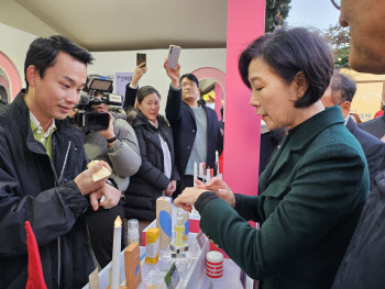 공식행보 나선 오영주 장관 “직에 연연 않고 민생 집중”