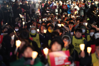 촛불시민, 내일 국회로…변호사가 말하는 안전 집회 꿀팁