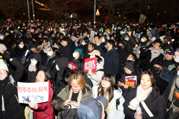 ‘尹 탄핵안 폐기’ 국회 앞 시민들 ‘분노’…“매일 촛불 들 것” (종합)