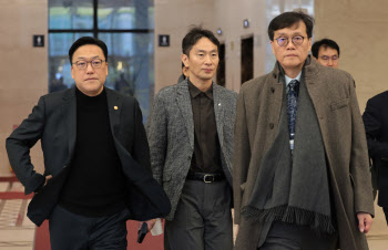 ‘블랙먼데이’ 우려에 이복현 “F4 논의 중, 금융지주와도 소통”