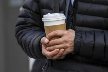 ‘무료 커피’...집회 참석자 위해 ‘500만원’ 쏜 키다리 아저씨