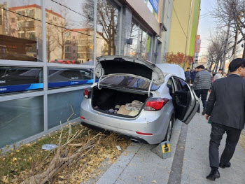 건물 돌진해 보행자 친 70대…“페달 착각했다” 진술