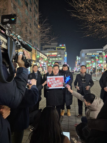 응원봉 들고 거리에 선 김동연 "윤석열 체포, 탄핵 힘 모아달라"