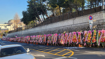 "비상계엄은 통치행위"라는 尹…대통령실 앞은 '응원 꽃밭'