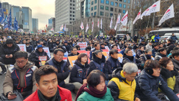 尹 담화에 "궤변, 탄핵” vs “결집, 사수”..맞불집회로 광화문 두쪽