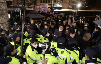 "군부대만 국회 출입시켜라"...계엄 당일 경찰 무전 기록 공개