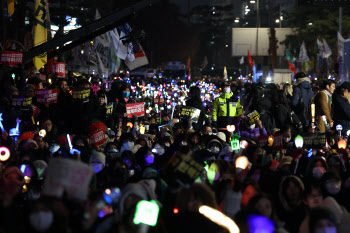 ‘尹 탄핵집회’ 커피 1000잔 선결제…5.18 군인 딸 “역사 반복되지 않길”