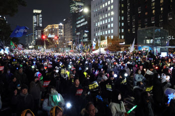 "후회 않기 위해 왔죠"…`재표결 D-1` 고조되는 국회 앞 촛불