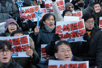 "하나만 부탁하고 물러가겠다"...국회 밖에서 '응원봉' 든 조국