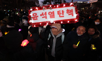 "파면 때까지", 탄핵 집회 광화문으로..헌재로 행진 계획